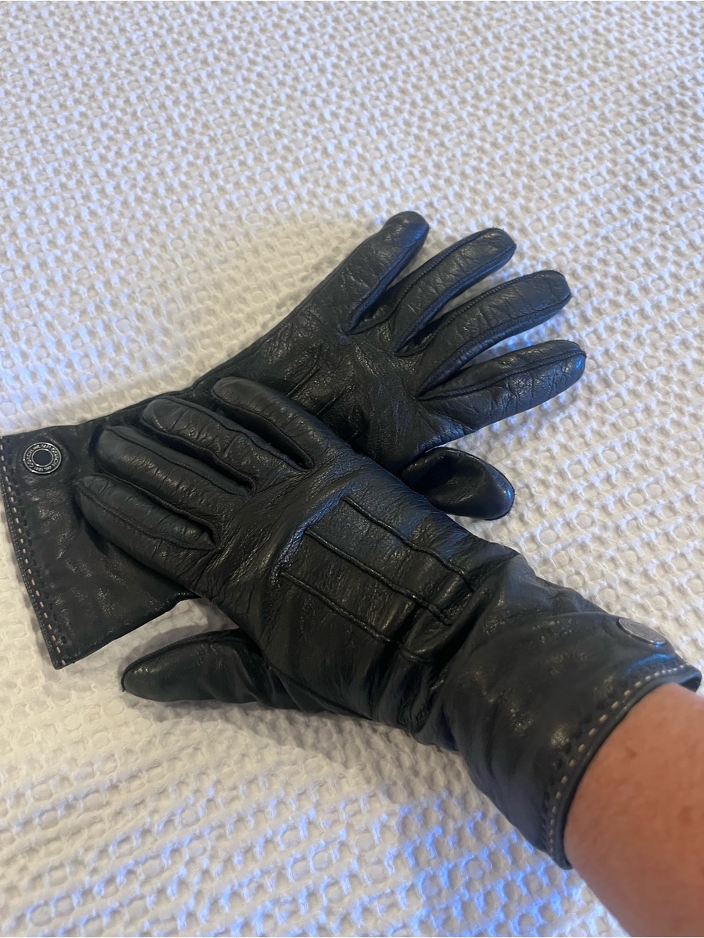 Coach women’s Black Leather Gloves - Picture 5 of 10